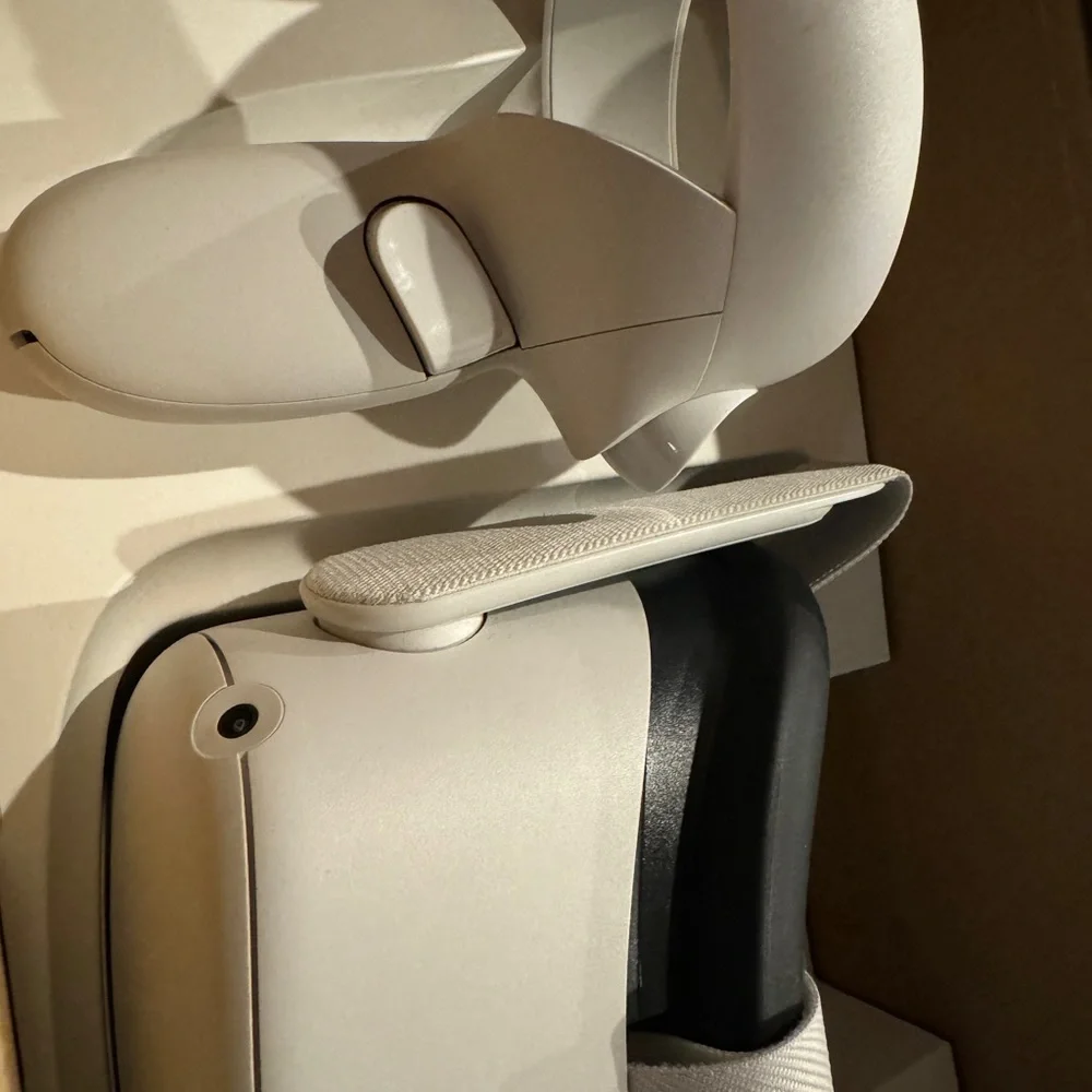 I am selling a oculus quest 2 only used 5 times no scratches or dents